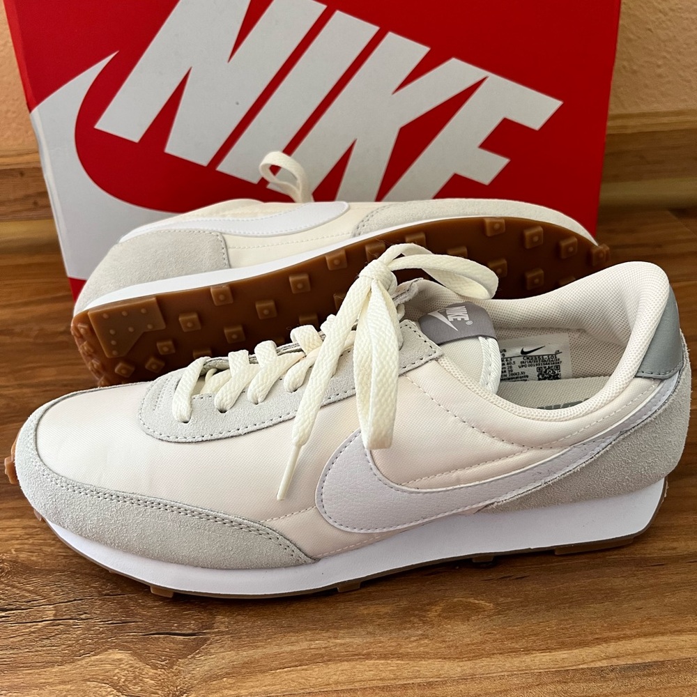 Nike Daybreak Summit White/Pale
Ivory/Light Smoke Grey/White Size 9